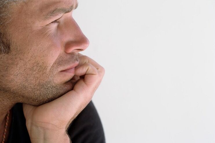 muž uvažuje o zvětšení penisu