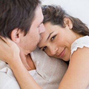 žena s mužem s gelem na zvětšení penisu